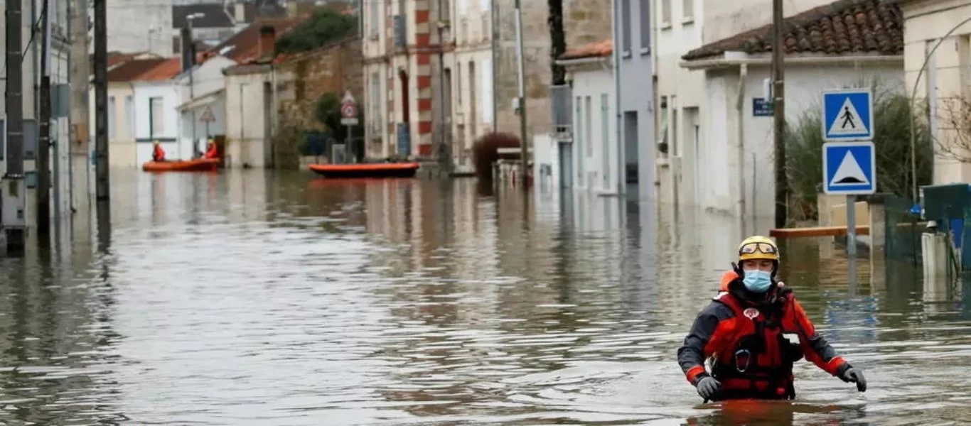 Σφοδρή κακοκαιρία έπληξε την Γαλλία - Σαρωτικές πλημμύρες στο νοτιοδυτικό κομμάτι της χώρας